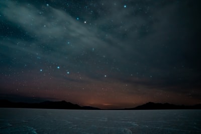 夜空下群星映照下的山影